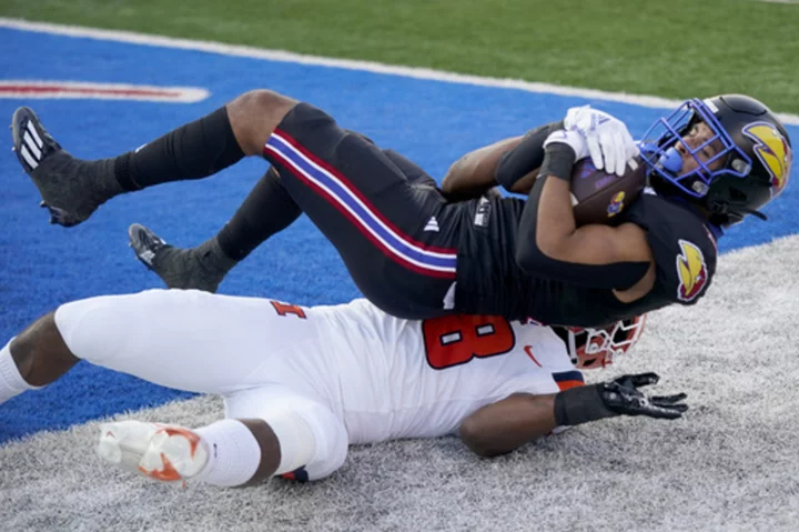 Kansas quarterback Jalon Daniels headlines 34-23 victory over Illinois in season debut