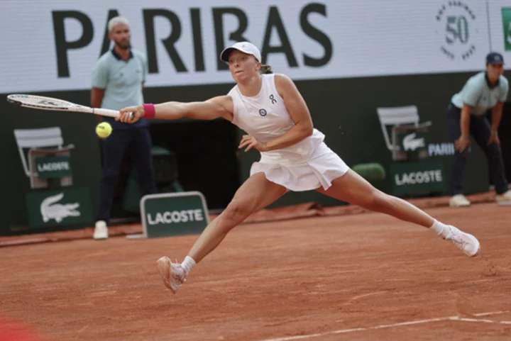 No. 1 Iga Swiatek seeks a 3rd French Open title in women's final against Karolina Muchova