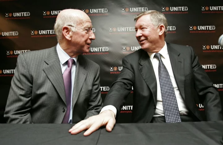 Ferguson pays tribute to 'tower of strength' Bobby Charlton