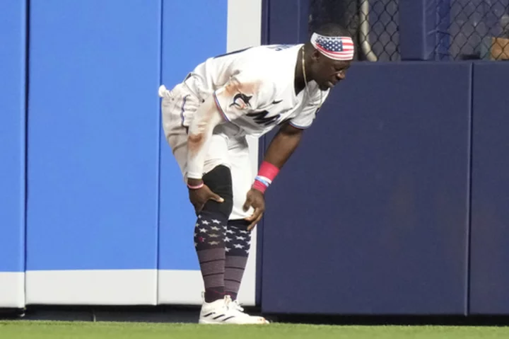 Marlins place center fielder Jonathan Davis on IL with right knee sprain