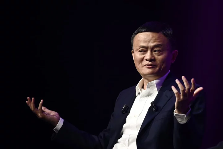 Alibaba Stock Drops. A Rival’s Success Might Act as a Call for Action.