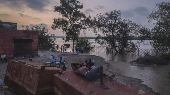 Hundreds evacuated in Delhi as water levels rise