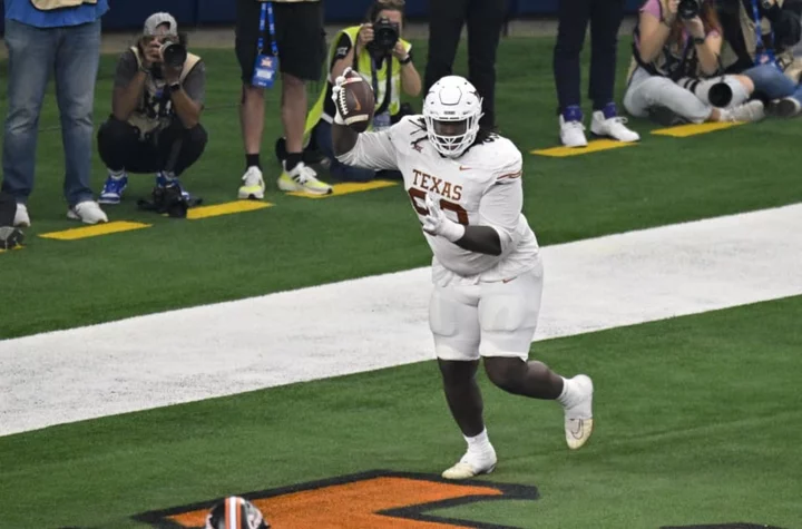 Texas’ 362-pound DL hits Heisman pose after electric Big Man TD