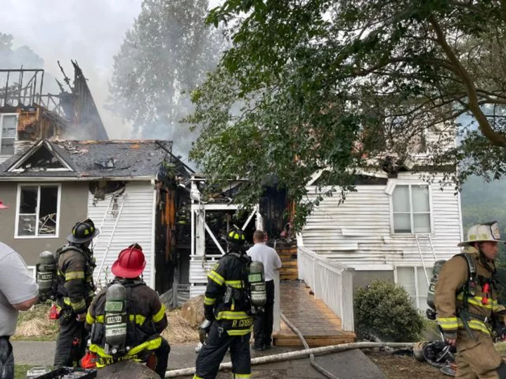 Firefighter dies in South Carolina apartment blaze