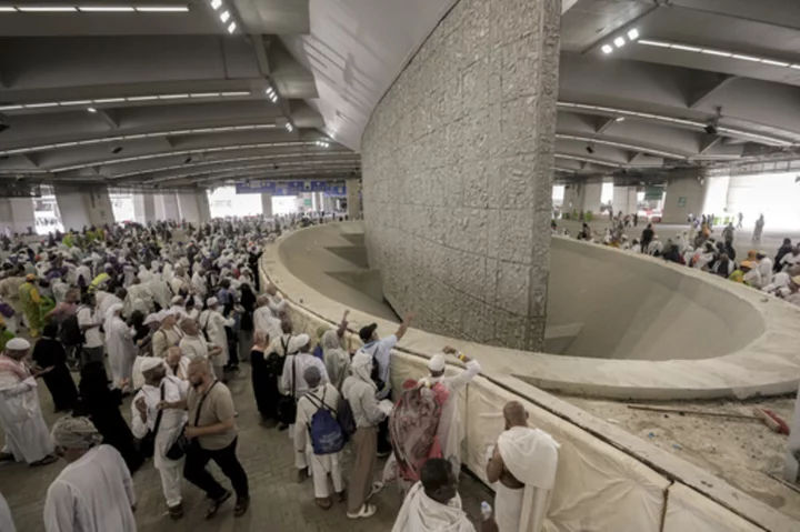 Muslim pilgrims take part in symbolic stoning of the devil as Hajj pilgrimage winds down