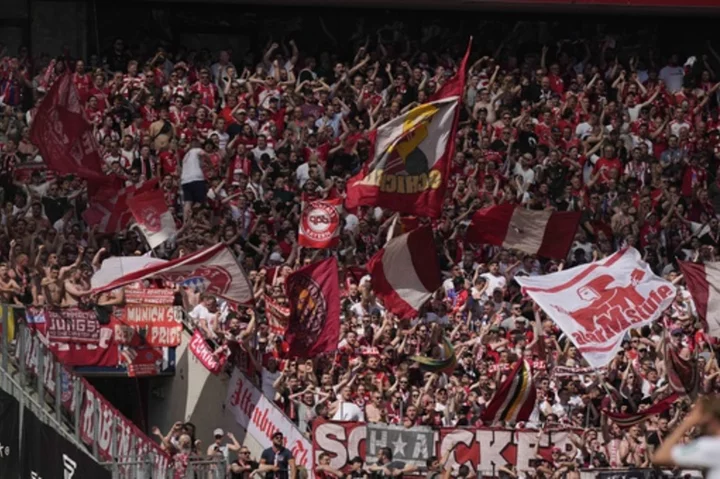 Bayern Munich wins record-extending 11th consecutive Bundesliga title