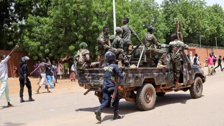 Niger: UK tells nationals to stay inside amid unrest