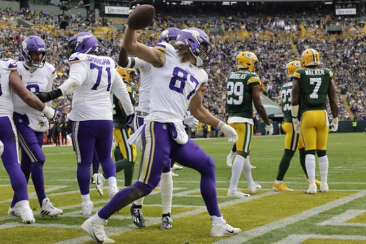 Cousins throws 2 TD passes before leaving with injury in Vikings' 24-10 victory over Packers