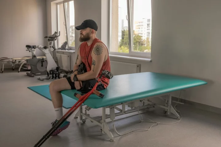 Clinic helping Ukraine's wounded soldiers walk again